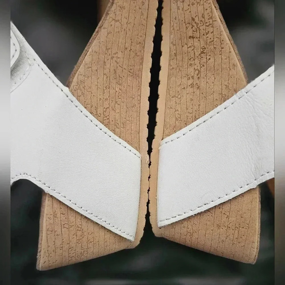 CLARKS Collection  WHITE Faux Leather Strappy Platform Wedge Sandals Sz 6.5 US - Picture 7 of 11